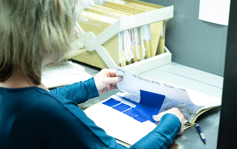 Mitarbeiterin arbeitet am Schreibtisch